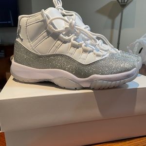NIB Jordan 11 Retro White Metallic Silver size 5.5
